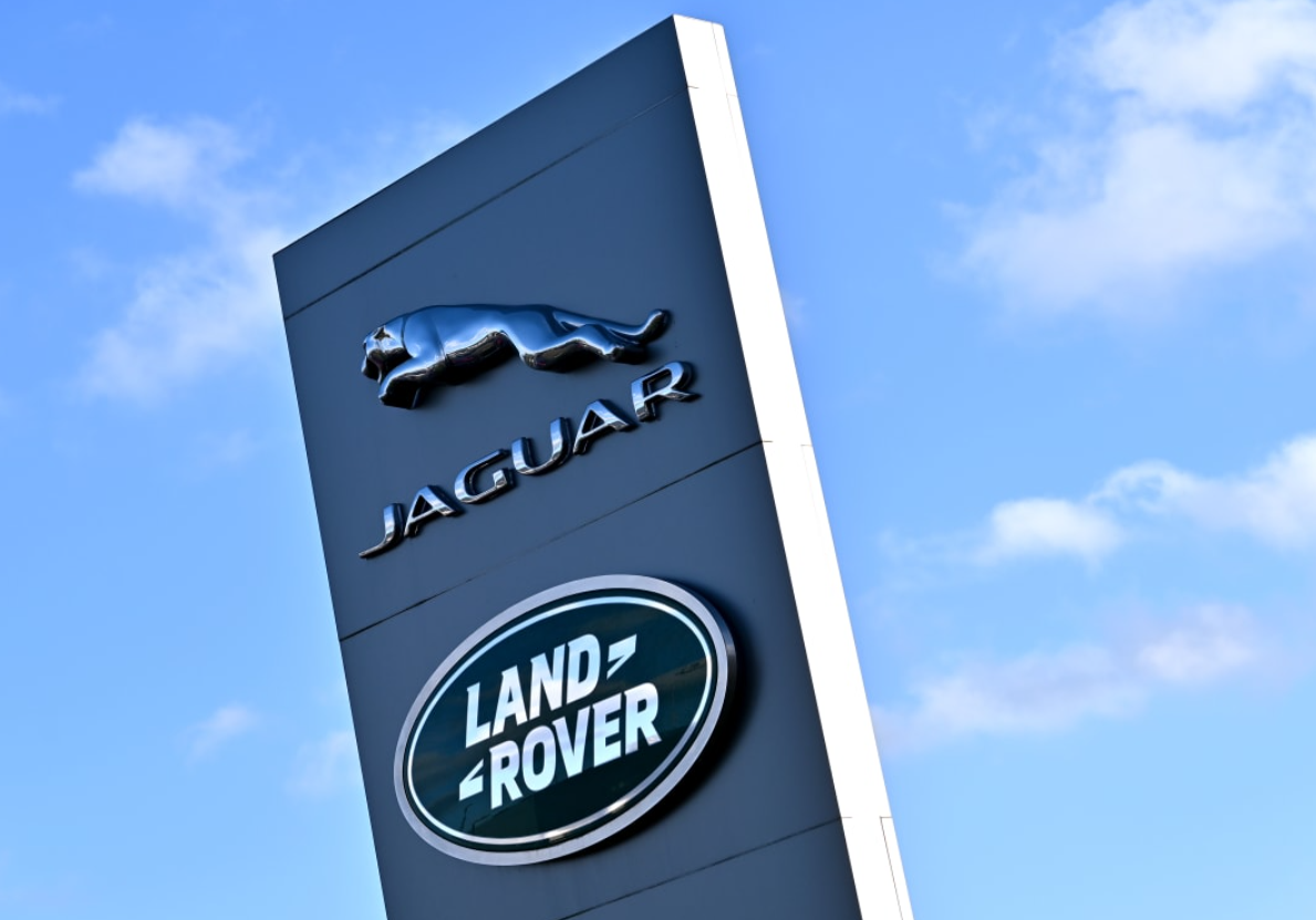 Jaguar шипит на США и остается в Британии