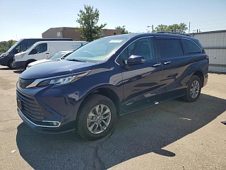 TOYOTA SIENNA XLE 2021