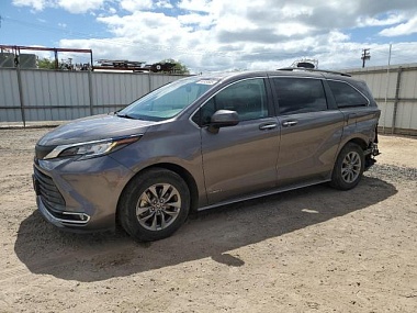TOYOTA SIENNA XLE 2021